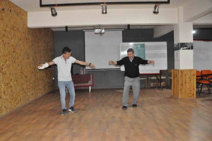 Unutulmaya Yüz Tutmuş Halk Oyunları Gelecek Nesillere Aktarılıyor