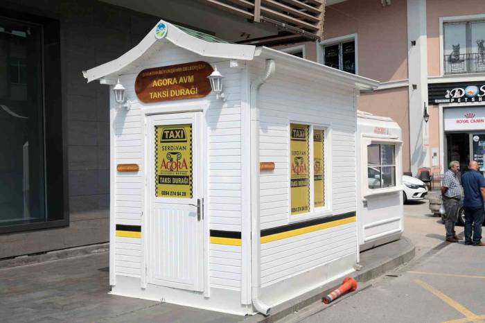 Sakarya’da Taksi Durakları Yeni Görünümüne Kavuşmaya Başladı