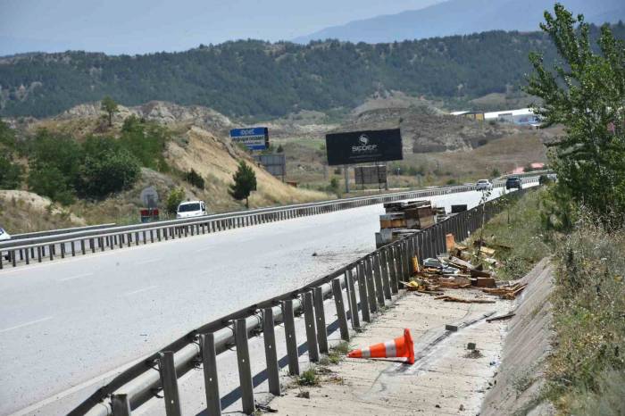 D100’de Arı Kovanı Yüklü Kamyon Devrildi: 1 Kişi Yaralandı, Arılar Telef Oldu