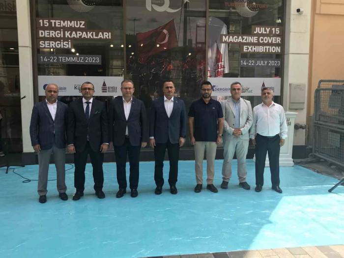 İstiklal Caddesi’nde ’15 Temmuz Dergi Kapakları Sergisi’ Açıldı