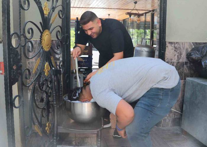 Fırıncılardan ‘el Nino’ Sıcaklarına İlginç Çözüm: Kafalarını Buzlu Suya Sokup Hortumla Serinliyorlar