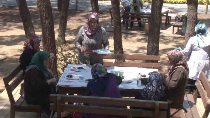 Ümraniye Belediyesi Kimsesiz Yaşlılara Etkinlik Düzenledi