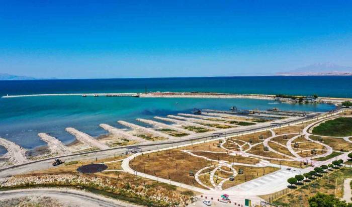 Van Gölü’nden 1 Milyon 110 Bin Metreküp Dip Çamuru Çıkarıldı