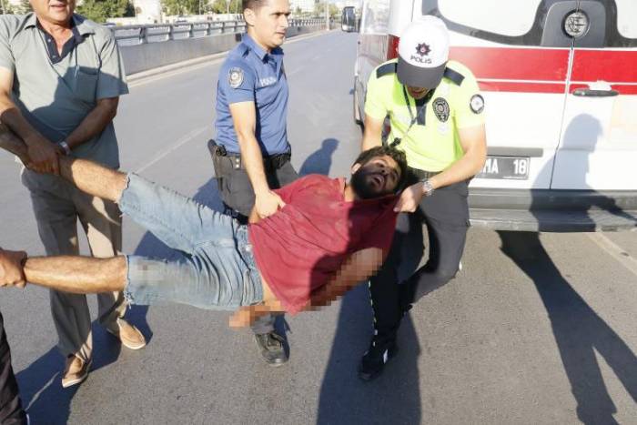 Köprüye Çıkıp Kendini Jiletleyen Şahsı Polis Etkisiz Hale Getirdi
