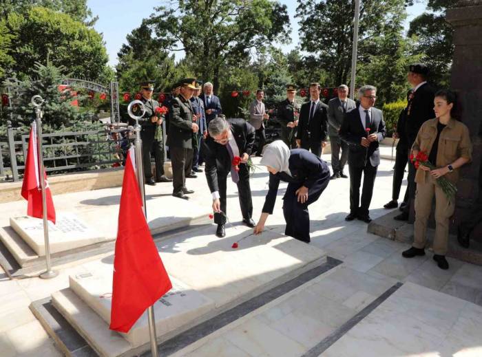 15 Temmuz Etkinlikleri Şehitlik Ziyareti Ve Mevlit Programıyla Devam Etti