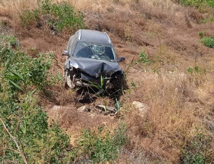 Telefon Direğini Yıkıp Şarampolden Aşağı Düşen Otomobilde 4 Kişi Yaralandı