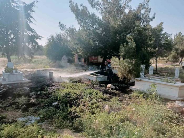 Mezarlıktaki Ot Yangını İtfaiyenin Zamanında Müdahalesiyle Söndürüldü