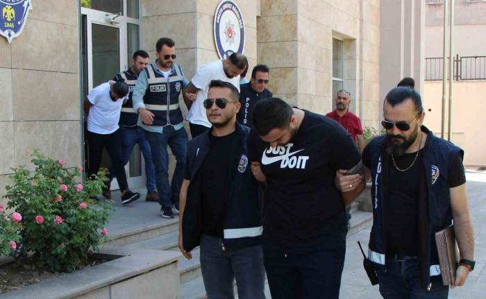 Kendilerini ’avukat’ Ve ’uzlaştırmacı’ Olarak Tanıtıp Vatandaşları Dolandıranlar ’kaportacı’ Ve ’tatlıcı’ Çıktı