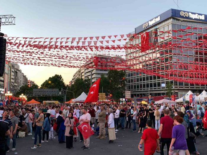 Vatandaşlar 15 Temmuz’un Yıldönümümde Kızılay’da Toplandı