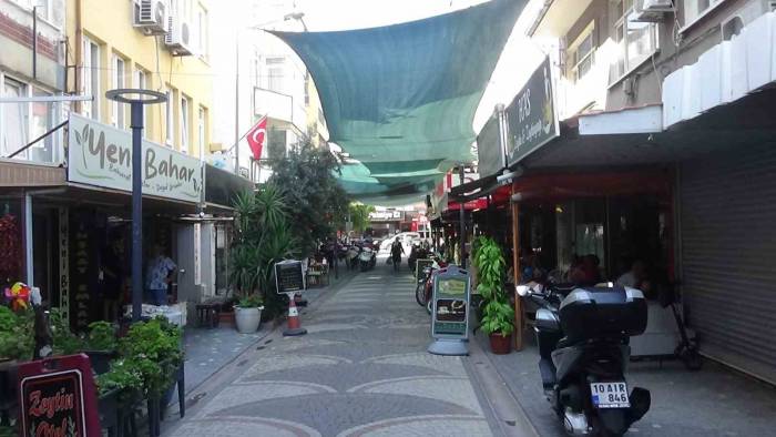 Aşırı Sıcaklardan Bunalan Esnaf, Gölge Olsun Diye Sokağın Üstünü Zeytin Brandaları İle Örttü