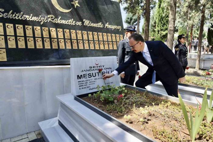Bilecik’te 15 Temmuz Demokrasi Ve Milli Birlik Günü Programları Çerçevesinde Şehitlik Ziyaret Edildi