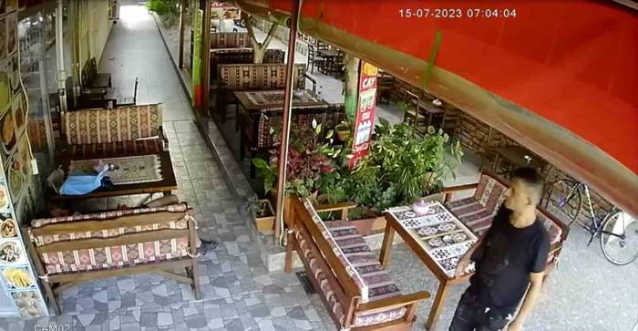 Bisikleti İle Üç Gün Yol Giden Genç Dinlenirken Telefonunu Çaldırdı, Hırsızlık Anı Kamerada