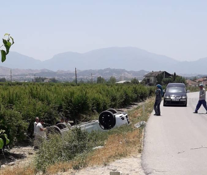 Takla Atan Otomobil Şarampolde Ters Döndü: 2 Yaralı
