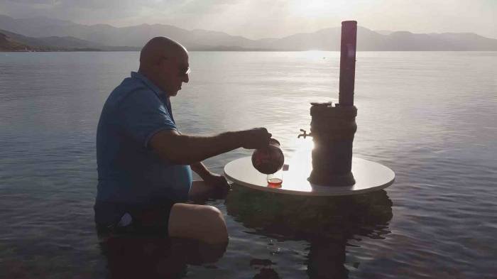 Van Gölü’nde Günbatımına Karşı Semaver Keyfi