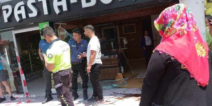 Ehliyetsiz Sürücü Direksiyon Hakimiyetini Kaybederek Fırına Girdi: O Anlar Kameraya Yansıdı