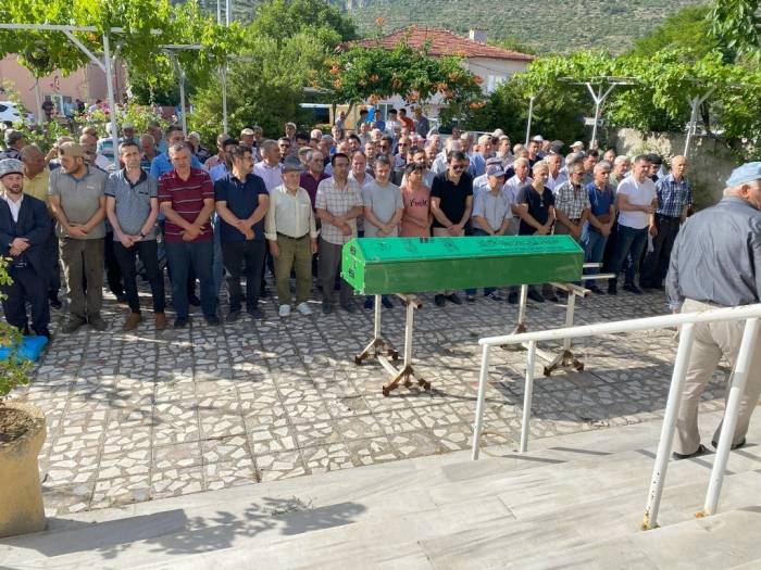 Görünmez Kazada Hayatı Kaybeden Yaşlı Adam Toprağa Verildi