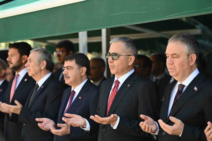 Bakan Yerlikaya’dan 15 Temmuz Şehitliğine Ziyaret