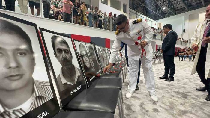 Hüzünlü Mezuniyet: Depremde Ölen 45’i Öğrenci 49 Kişi Anıldı