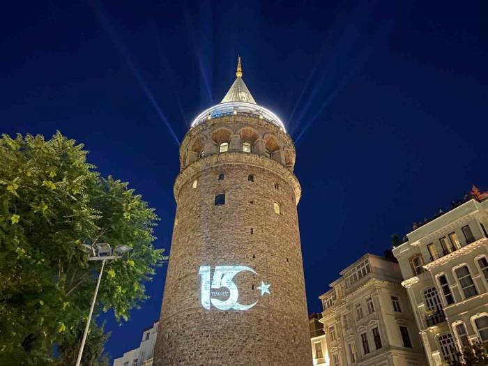 15 Temmuz Şehitlerinin Fotoğrafları Galata Kulesi’ne Yansıtıldı