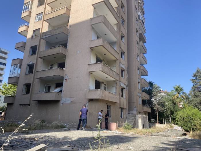 Ağır Hasarlı Binanın 7’nci Katından Düşen Şahıs Öldü