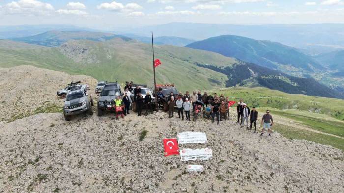 2 Bin 610 Rakımlı Dağın Zirvesinde 15 Temmuz Şehitlerini Andılar