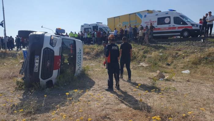 Yolcu Minibüsü İle Kamyon Çarpıştı: 12 Yaralı