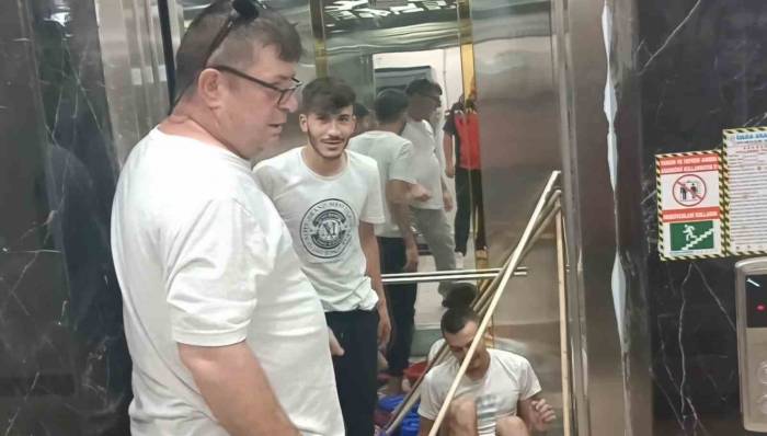 Temizlik Yapan 3 Genç Asansörde Mahsur Kaldı