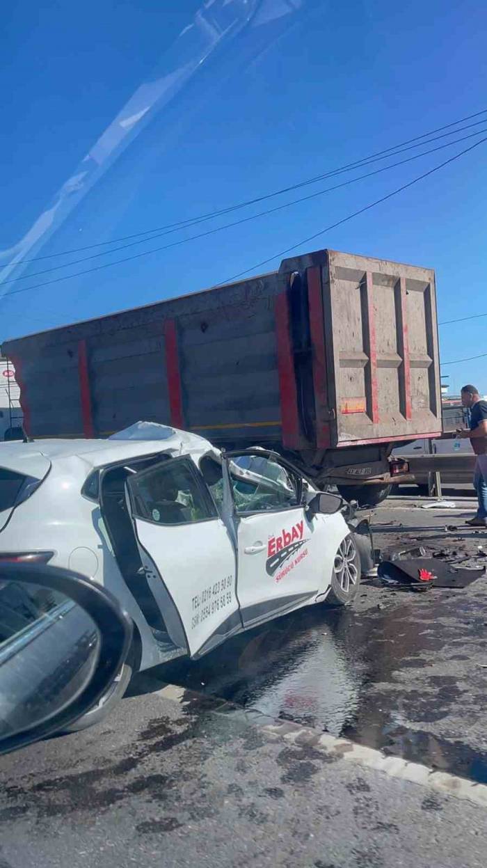 Lastiği Patladığı İçin Emniyet Şeridine Park Eden Kamyona Otomobil Çarptı