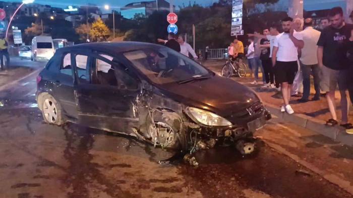 Frenleri Tutmadı, Başka Araçlara Çarpmamak İçin Refüje Çarpıp Durdu