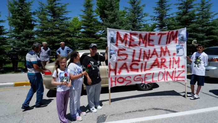 Hacılara Pankartlı Karşılama
