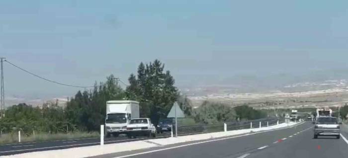 Kamyonlara Aldırmadan Ters Şeritten Gitti