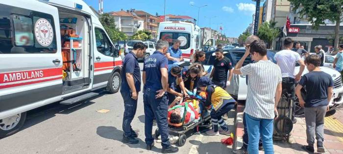 Otomobil Park Halindeki Araca Çarptı: 2 Yaralı