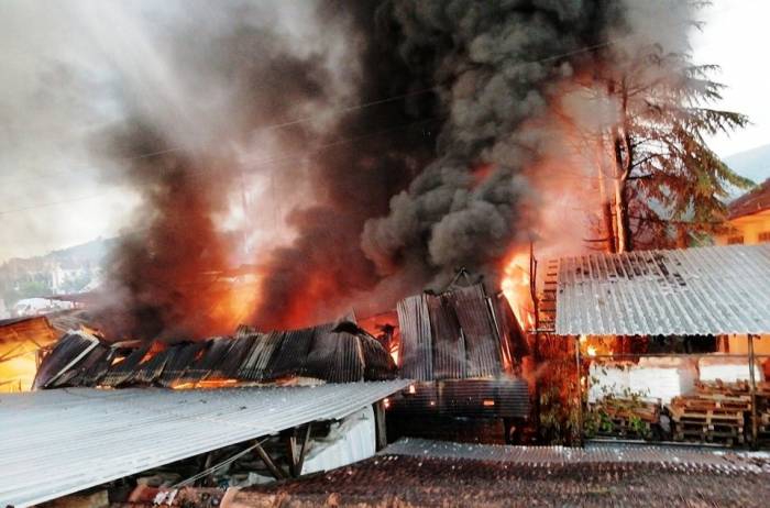 Simav’da İş Yerinde Çıkan Yangın Maddi Hasara Neden Oldu