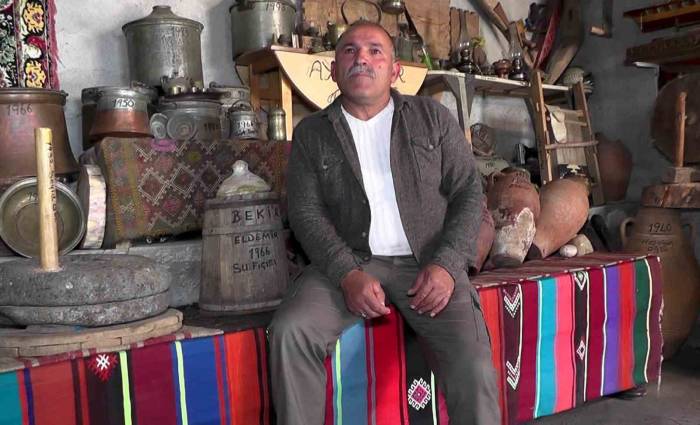Atmaya Kıyamadığı Eski Eşyalarla Köy Evini Müzeye Çevirdi