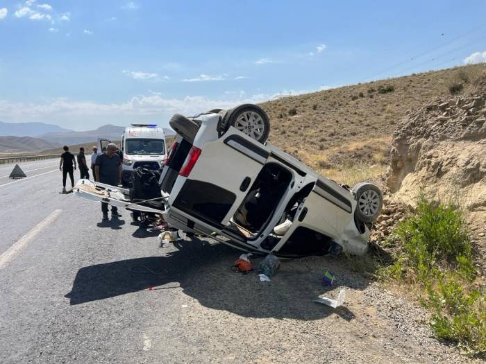 Van-hakkari Yolunda Trafik Kazası: 5 Yaralı