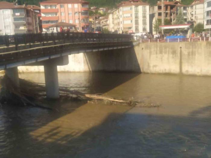 Akıntıya Kapılarak Kaybolan Kişinin Cesedi 10 Kilometre Uzaklıkta Bulundu