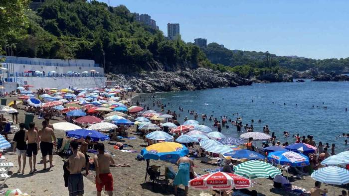 Ege Sahillerini Aratmadı, Yüzlerce Kişi Halk Plajına Akın Etti