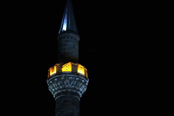 İzmir’de Tüm Camilerden Aynı Anda Sela Sesleri Yükseldi
