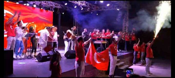 15 Temmuz’u Yerli Ve Yabancı Turistlerle Kutladılar
