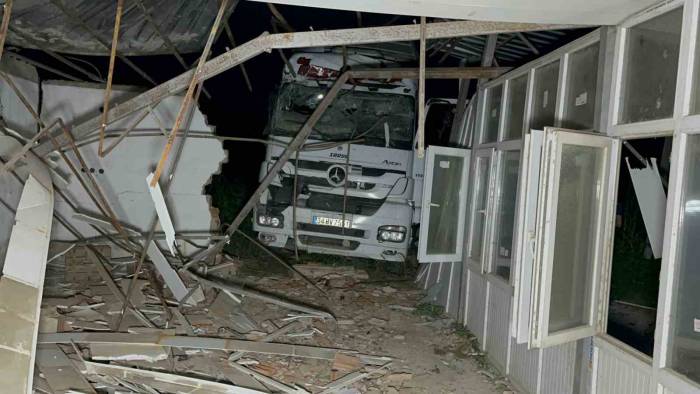 Kontrolden Çıkan Tır Başka Tıra Çarpıp Prefabrik Yapıya Daldı