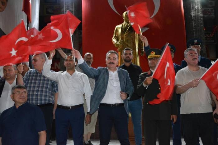 Edremit, 15 Temmuz’da Türkiye Yüzyılı’nın Kahramanları İçin Tek Yürek Oldu