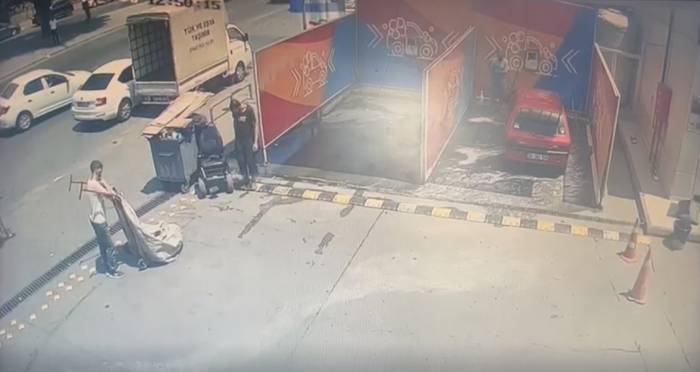 Beyoğlu’nda Şoke Eden Olay Kamerada: Engelli Taklidi Yaparak Akülü Tekerlekli Sandalyeyi Çaldı