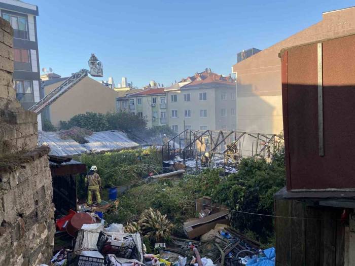 Beyoğlu’nda Serada Çıkan Yangın Paniğe Neden Oldu