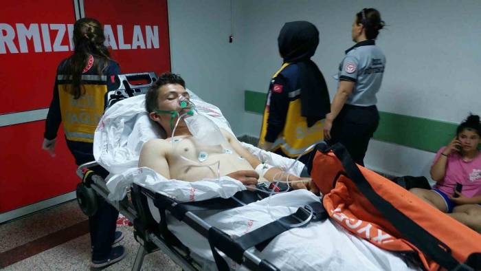 Denizde Boğulma Tehlikesi Geçiren 3 Kişi Hastanelik Oldu