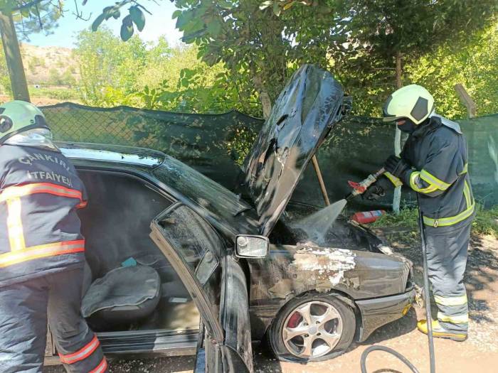 Otomobilde Çıkan Yangını İtfaiye Ekipleri Söndürdü