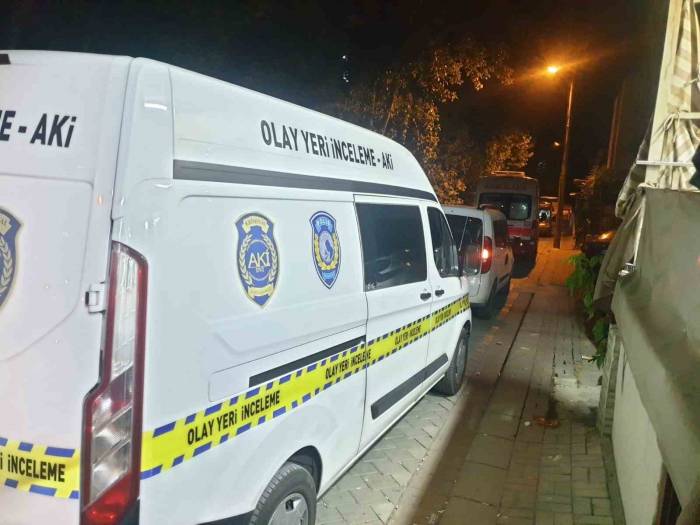 Arkadaşlarıyla Yaşadığı Evde Öldü