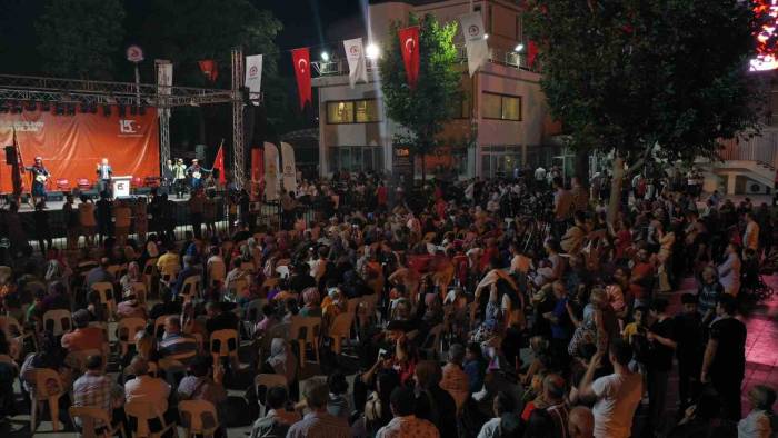 Denizlililer Meydanlara Akın Etti