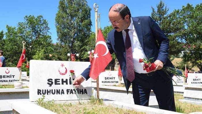Rektör Çakmak Demokrasi Nöbetine Katıldı