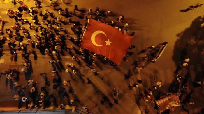 Kırıkkaleliler Demokrasi Yürüyüşüne Katıldı, Gece Yarısına Kadar Nöbet Tuttu