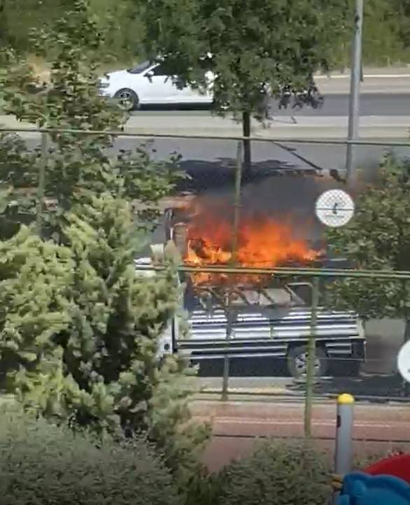 Nakliye Firmasına Ait Kamyonet Alev Alev Yandı
